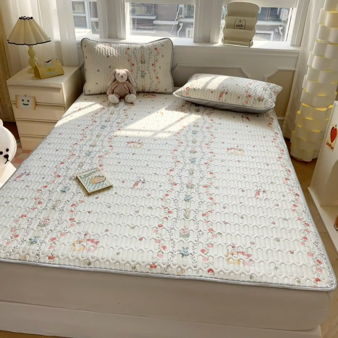 91家纺网 家纺一手货源 找家纺 慕尚家纺 2025新款凉感丝印花乳胶凉席 草莓小兔