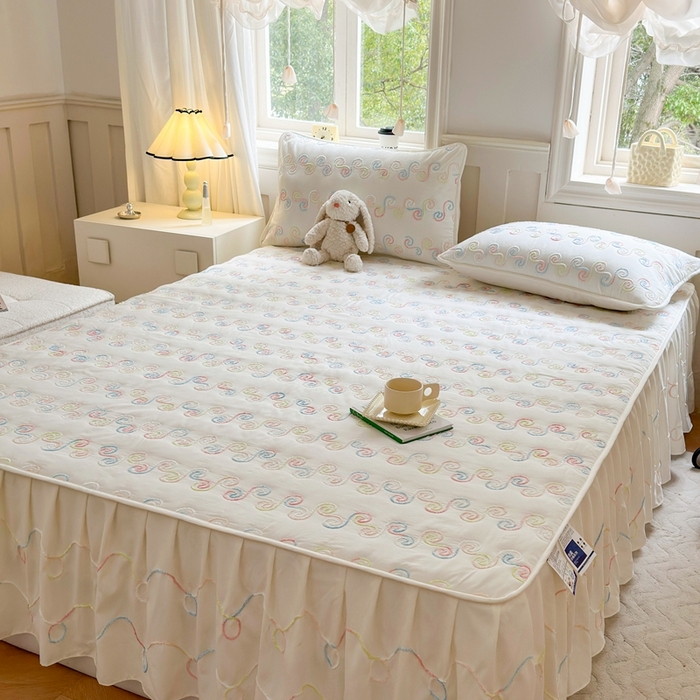 91家纺网 家纺一手货源 找家纺 尊康家纺（原磊科） 2024新款亲肤奶昔棉夹棉床裙-洛可可 洛可可-奶白