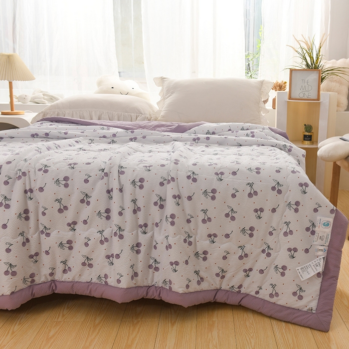 91家纺网 家纺一手货源 找家纺 伊婷人家纺 2024新款泡泡棉印花透气爽肤被 樱桃紫