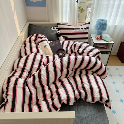 91家纺网 家纺一手货源 找家纺 红嘴企鹅2025新款多巴胺全棉四件套-显眼条纹系列 多巴胺-条纹黑