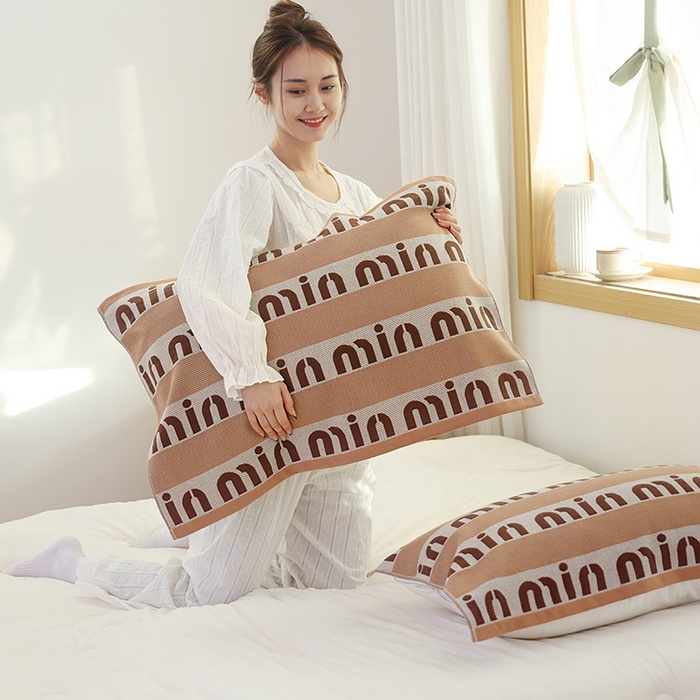 91家纺网 家纺一手货源 找家纺 朴尔毛巾被2024年新品全棉细纱编织纹AB版透气枕巾 字母世界52*78cm