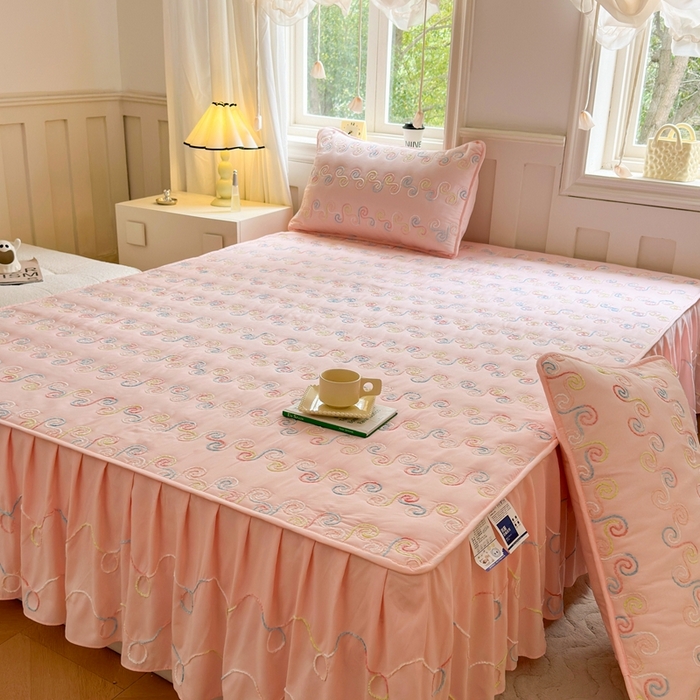 91家纺网 家纺一手货源 找家纺 尊康家纺（原磊科） 2024新款亲肤奶昔棉夹棉床裙-洛可可 洛可可-黛粉