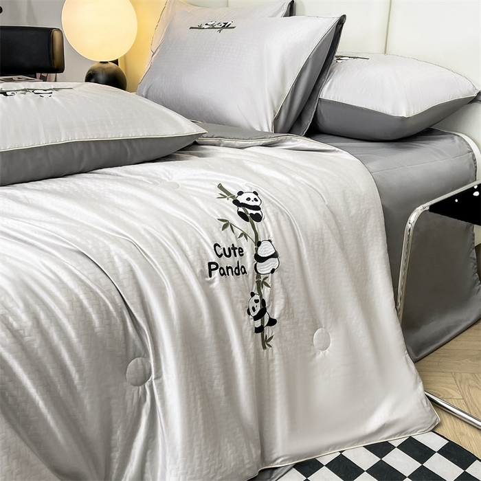 91家纺网 家纺一手货源 找家纺 古吉梦 2024新款水洗真丝提花夏被-熊猫 山灰+中灰