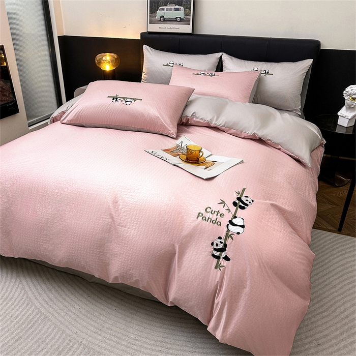 91家纺网 家纺一手货源 找家纺 古吉梦 2024新款水洗真丝提花四件套--熊猫 浅豆沙+山灰