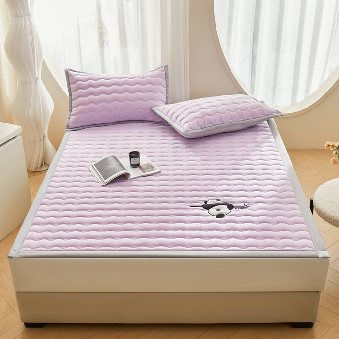 91家纺网 家纺一手货源 找家纺 LIFE.丽芙 2024新款素色刺绣宽包边大豆夹棉软床垫-四季款-panda系列 panda-优雅紫