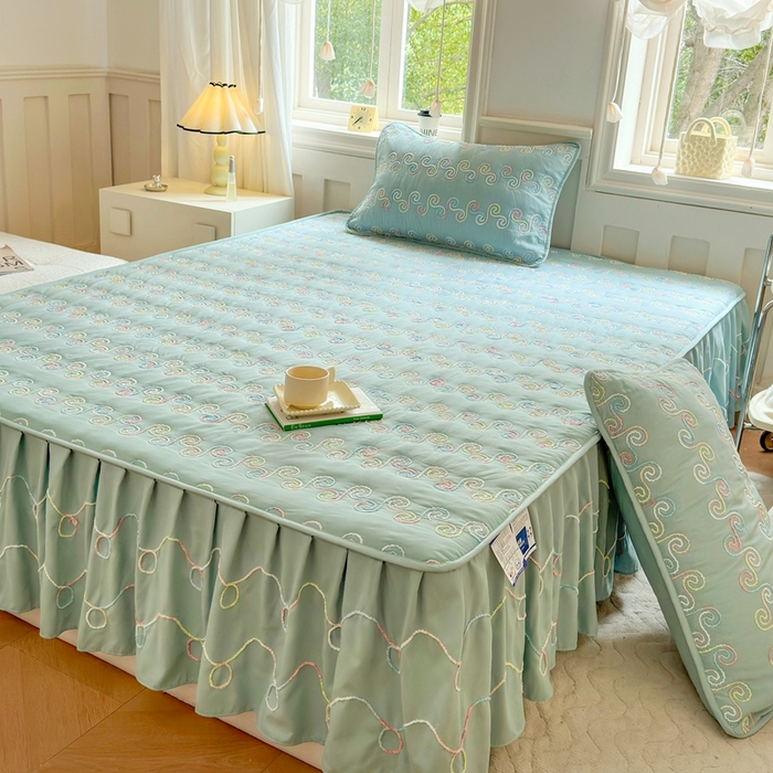 91家纺网 家纺一手货源 找家纺 尊康家纺（原磊科） 2024新款亲肤奶昔棉夹棉床裙-洛可可 洛可可-水波绿