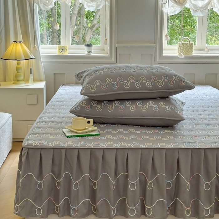 91家纺网 家纺一手货源 找家纺 尊康家纺（原磊科） 2024新款亲肤奶昔棉夹棉床裙-洛可可 洛可可-月光灰