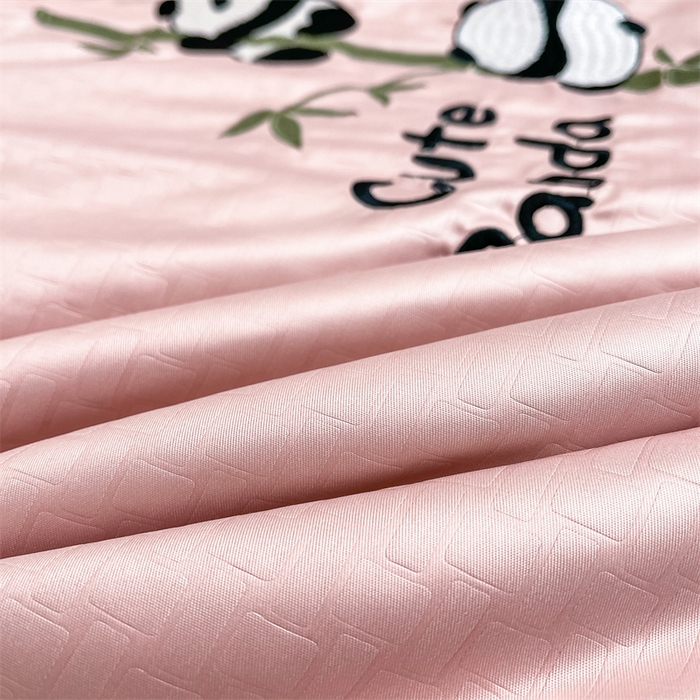 91家纺网 家纺一手货源 找家纺 古吉梦 2024新款水洗真丝提花夏被-熊猫 浅豆沙+山灰