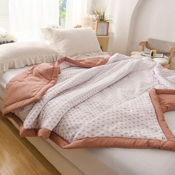 91家纺网 家纺一手货源 找家纺 伊婷人家纺 2024新款泡泡棉印花透气爽肤被 大麦玉色