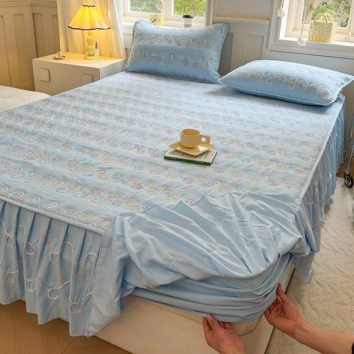 91家纺网 家纺一手货源 找家纺 尊康家纺（原磊科） 2024新款亲肤奶昔棉夹棉床裙-洛可可 洛可可-天空蓝