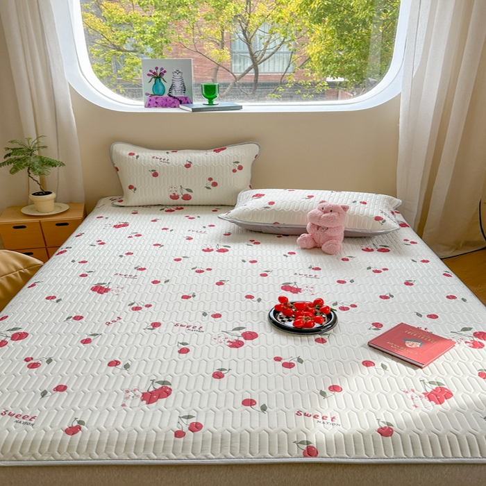 91家纺网 家纺一手货源 找家纺 慕尚家纺 2025新款凉感丝印花乳胶凉席 樱桃小兔