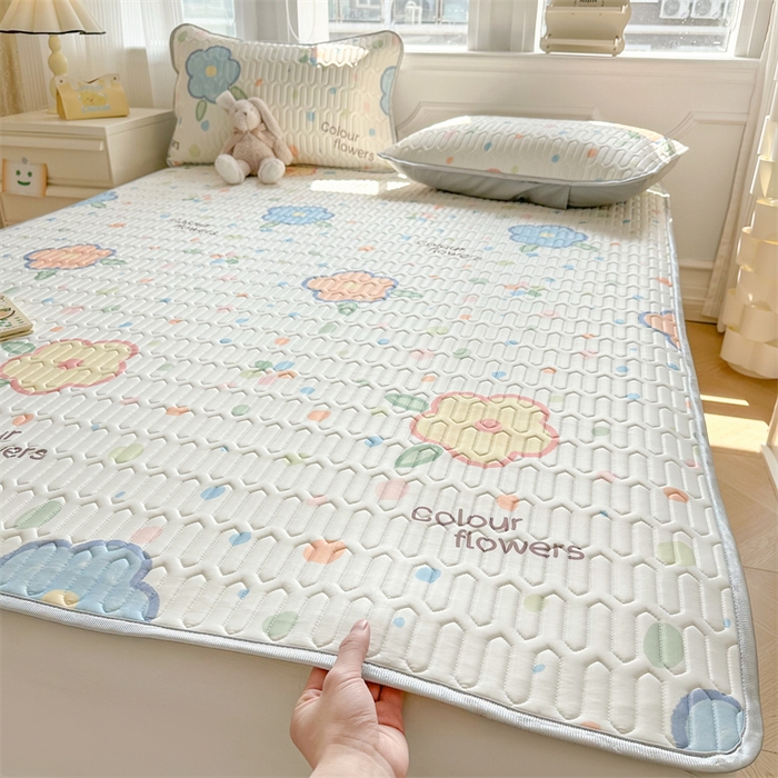 91家纺网 家纺一手货源 找家纺 慕尚家纺 2025新款凉感丝印花乳胶凉席 绿野小花