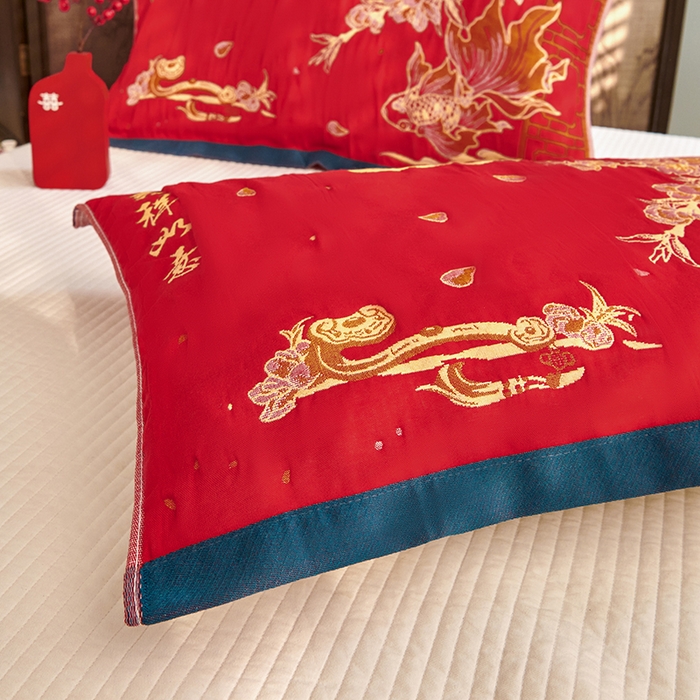 91家纺网 家纺一手货源 找家纺 美宜家 2025新款龙年全棉国潮大红多层纱布枕巾情侣婚庆枕巾52*78一对装 年年有余一只