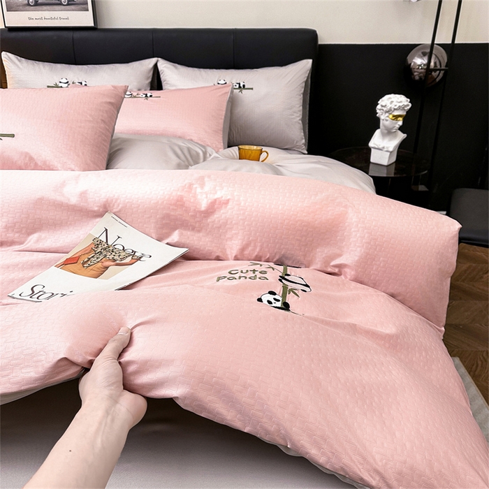 91家纺网 家纺一手货源 找家纺 古吉梦 2024新款水洗真丝提花四件套--熊猫 浅豆沙+山灰