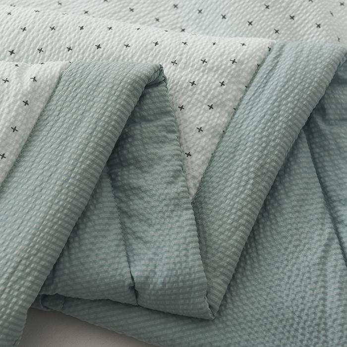 91家纺网 家纺一手货源 找家纺 伊婷人家纺 2024新款泡泡棉印花透气爽肤被 简约蓝