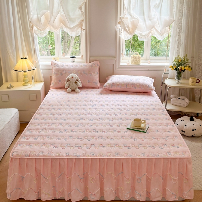 91家纺网 家纺一手货源 找家纺 尊康家纺（原磊科） 2024新款亲肤奶昔棉夹棉床裙-洛可可 洛可可-黛粉