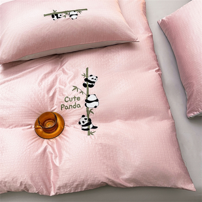 91家纺网 家纺一手货源 找家纺 古吉梦 2024新款水洗真丝提花四件套--熊猫 浅豆沙+山灰