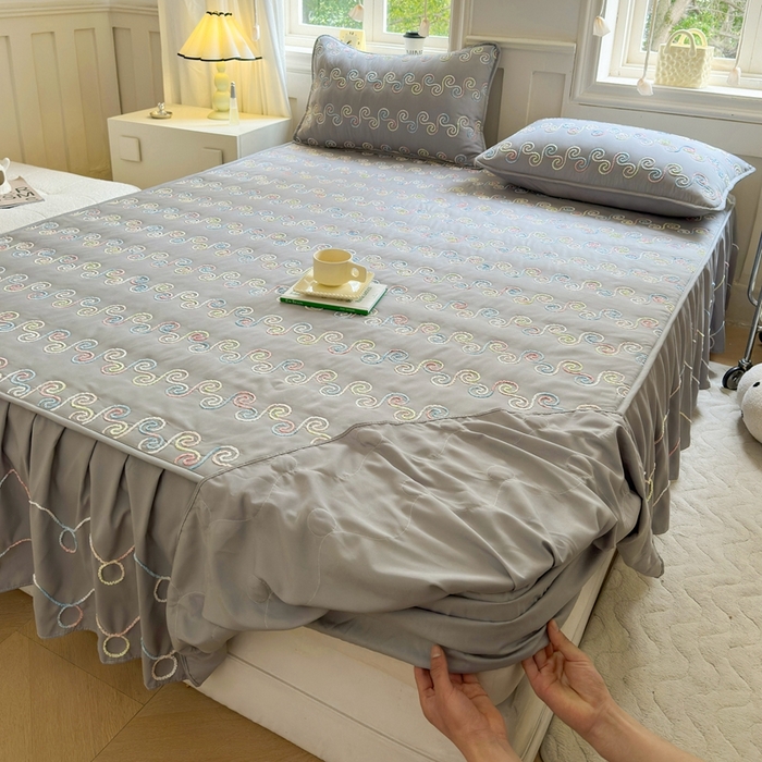 91家纺网 家纺一手货源 找家纺 尊康家纺（原磊科） 2024新款亲肤奶昔棉夹棉床裙-洛可可 洛可可-月光灰