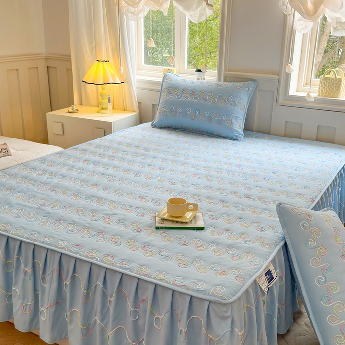 91家纺网 家纺一手货源 找家纺 尊康家纺（原磊科） 2024新款亲肤奶昔棉夹棉床裙-洛可可 洛可可-天空蓝