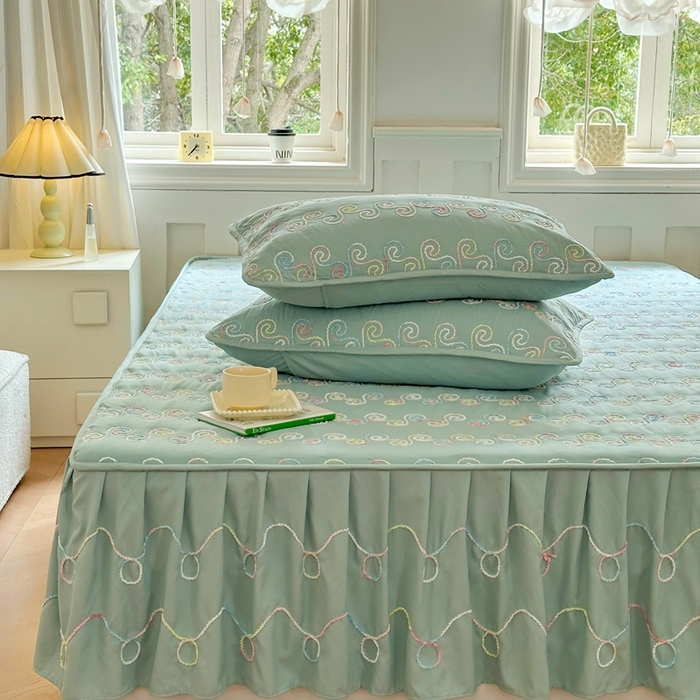 91家纺网 家纺一手货源 找家纺 尊康家纺（原磊科） 2024新款亲肤奶昔棉夹棉床裙-洛可可 洛可可-水波绿