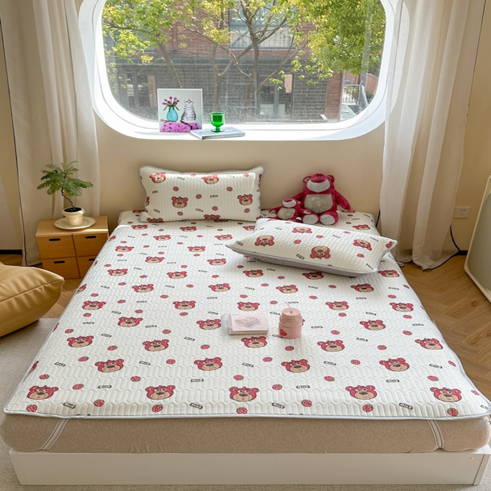 91家纺网 家纺一手货源 找家纺 慕尚家纺 2025新款凉感丝印花乳胶凉席 草莓小熊