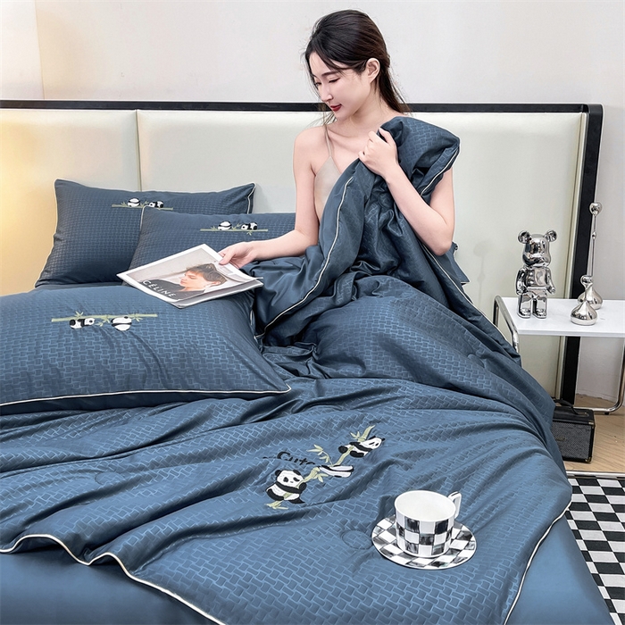91家纺网 家纺一手货源 找家纺 古吉梦 2024新款水洗真丝提花夏被-熊猫 星空蓝