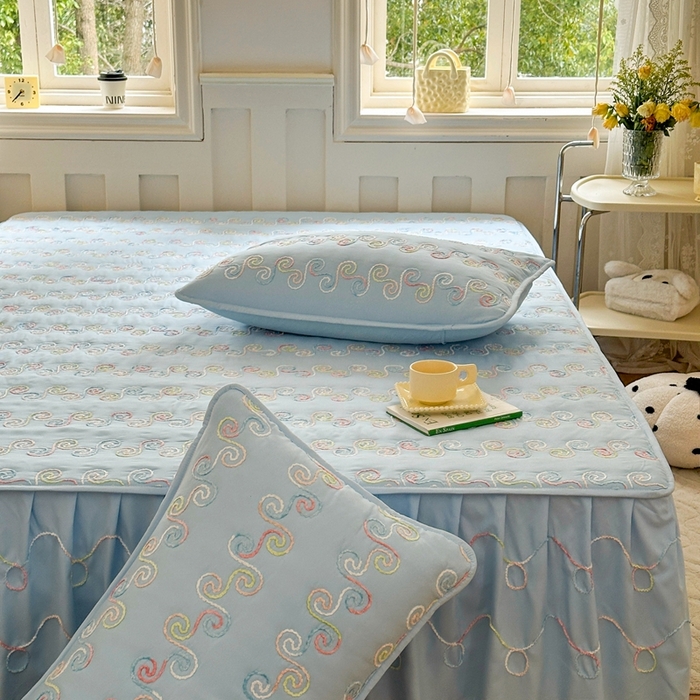 91家纺网 家纺一手货源 找家纺 尊康家纺（原磊科） 2024新款亲肤奶昔棉夹棉床裙-洛可可 洛可可-天空蓝