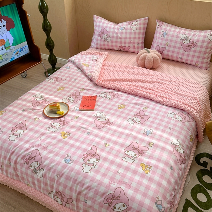 91家纺网 家纺一手货源 找家纺 大彩 2024新款全棉豆豆绒大豆夏凉被 粉格美乐蒂