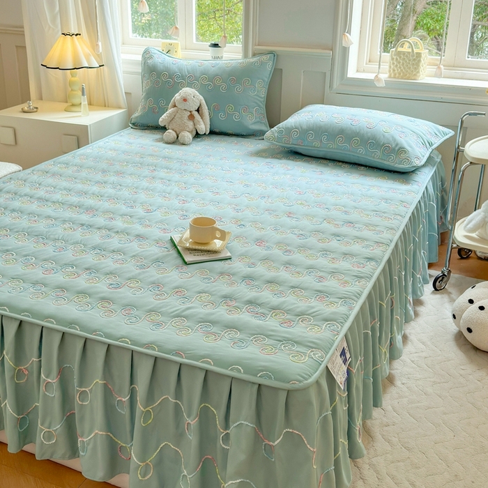 91家纺网 家纺一手货源 找家纺 尊康家纺（原磊科） 2024新款亲肤奶昔棉夹棉床裙-洛可可 洛可可-水波绿