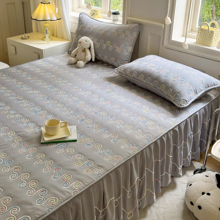 91家纺网 家纺一手货源 找家纺 尊康家纺（原磊科） 2024新款亲肤奶昔棉夹棉床裙-洛可可 洛可可-月光灰