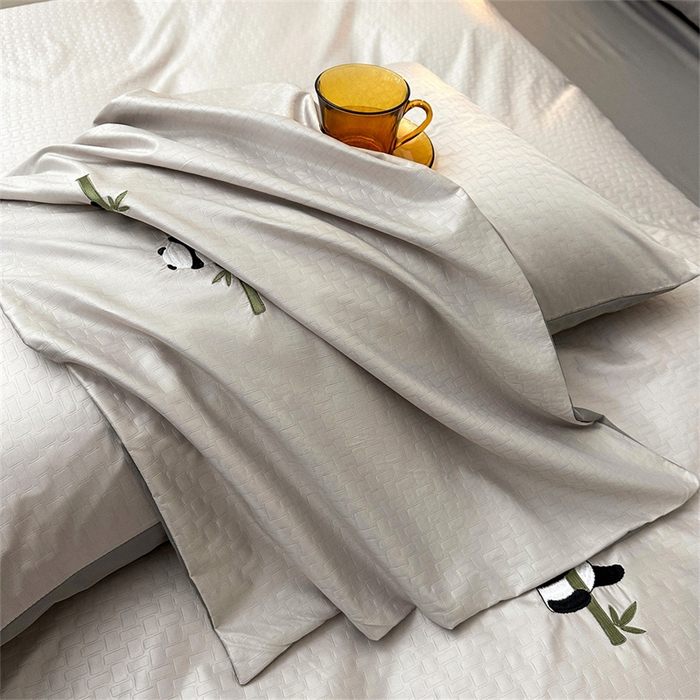 91家纺网 家纺一手货源 找家纺 古吉梦 2024新款水洗真丝提花四件套--熊猫 山灰+中灰