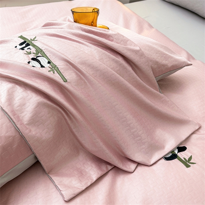 91家纺网 家纺一手货源 找家纺 古吉梦 2024新款水洗真丝提花四件套--熊猫 浅豆沙+山灰