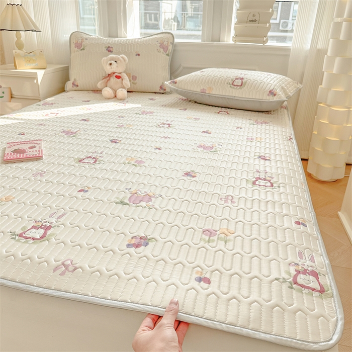 91家纺网 家纺一手货源 找家纺 慕尚家纺 2025新款凉感丝印花乳胶凉席 紫藤小兔