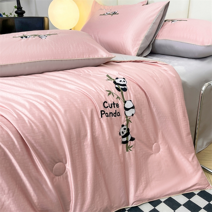 91家纺网 家纺一手货源 找家纺 古吉梦 2024新款水洗真丝提花夏被-熊猫 浅豆沙+山灰