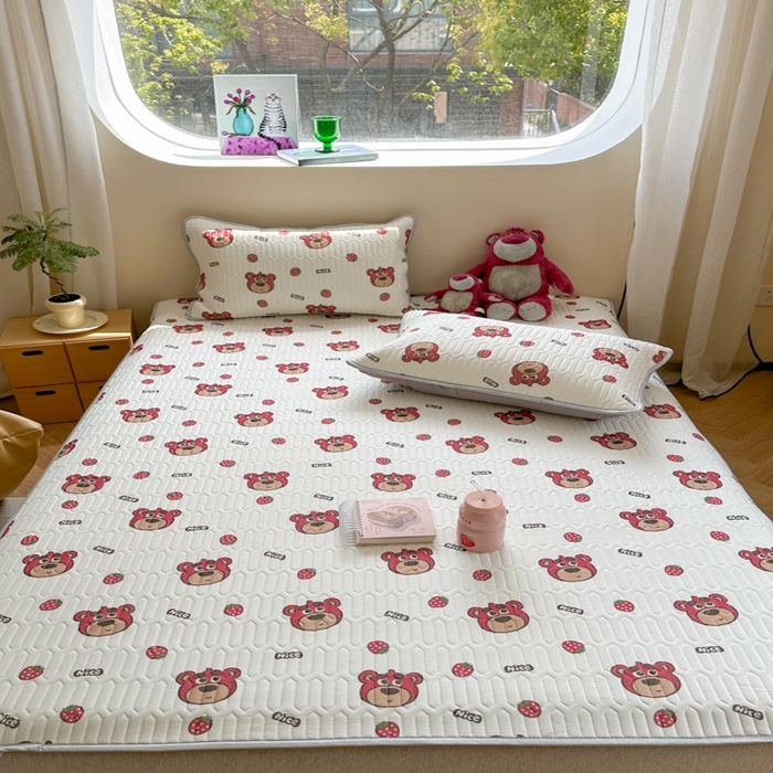 91家纺网 家纺一手货源 找家纺 慕尚家纺 2025新款凉感丝印花乳胶凉席 草莓小熊