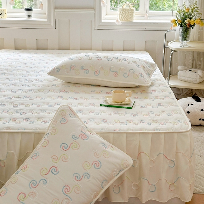 91家纺网 家纺一手货源 找家纺 尊康家纺（原磊科） 2024新款亲肤奶昔棉夹棉床裙-洛可可 洛可可-奶白