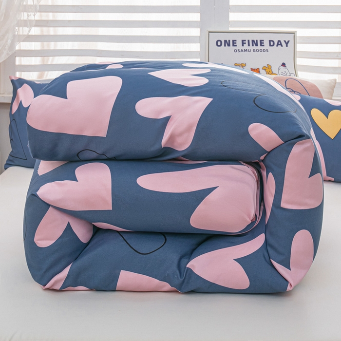 91家纺网 家纺一手货源 找家纺 莎臣豹 2025新款植物羊绒印花四件套 蓝色爱心