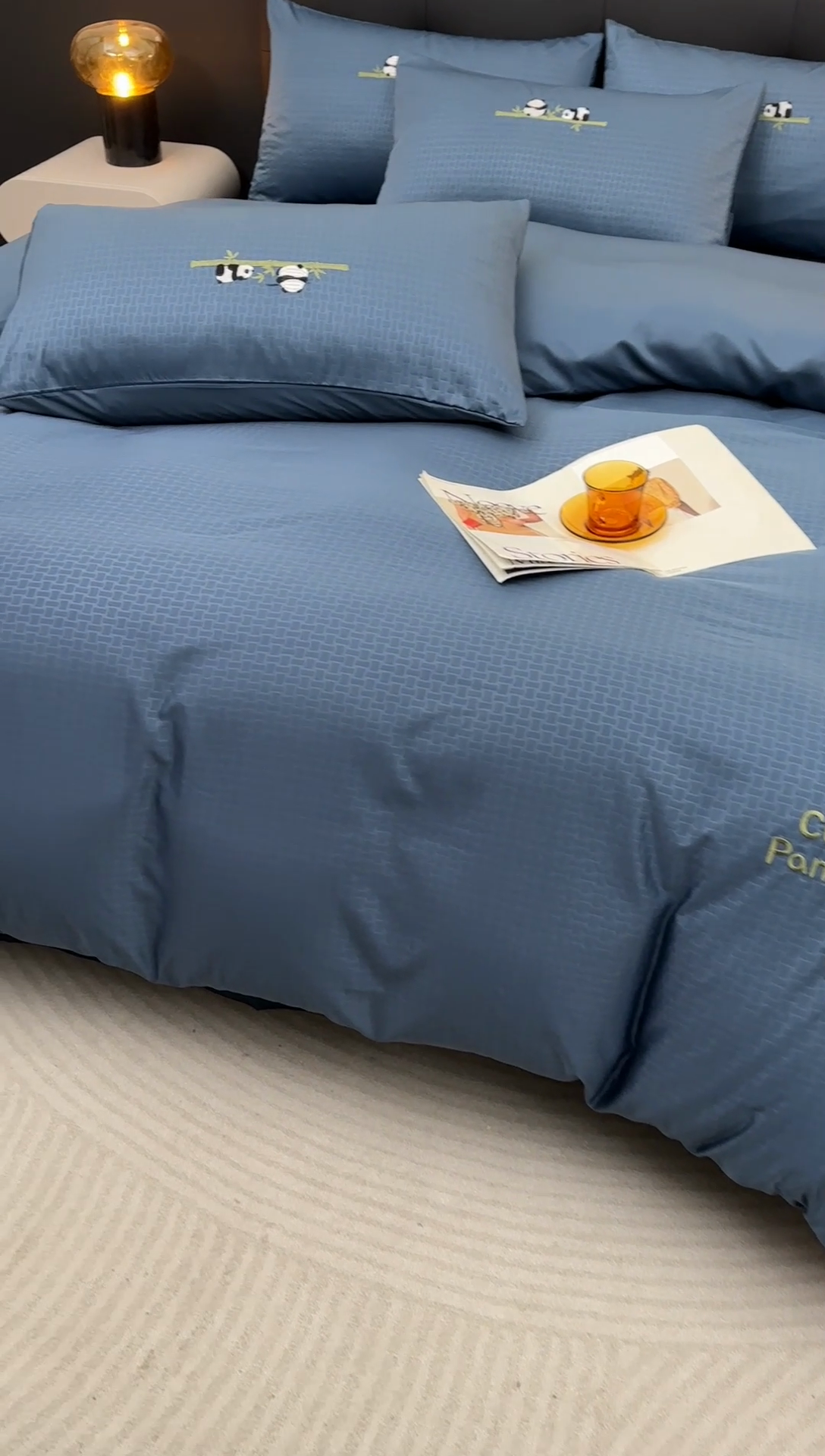 91家纺网 家纺一手货源 找家纺 古吉梦 2024新款水洗真丝提花四件套--熊猫 星空蓝