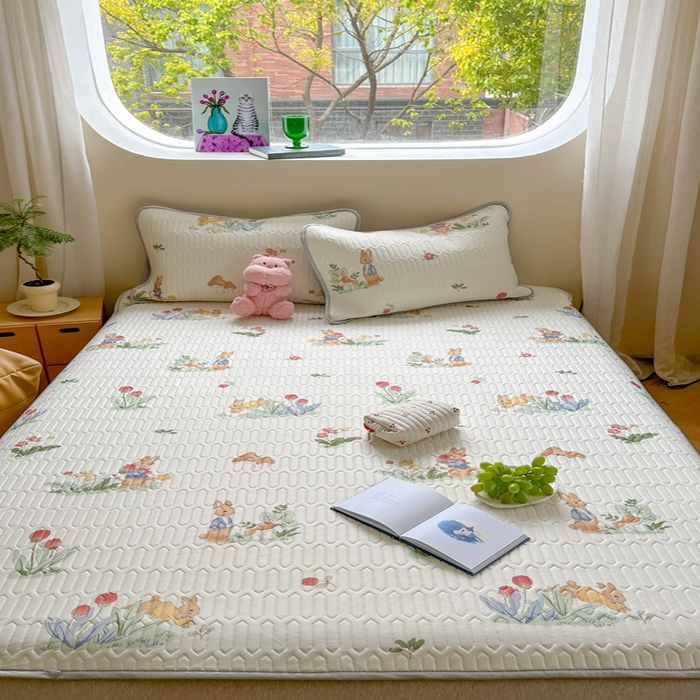 91家纺网 家纺一手货源 找家纺 慕尚家纺 2025新款凉感丝印花乳胶凉席 花丛小兔