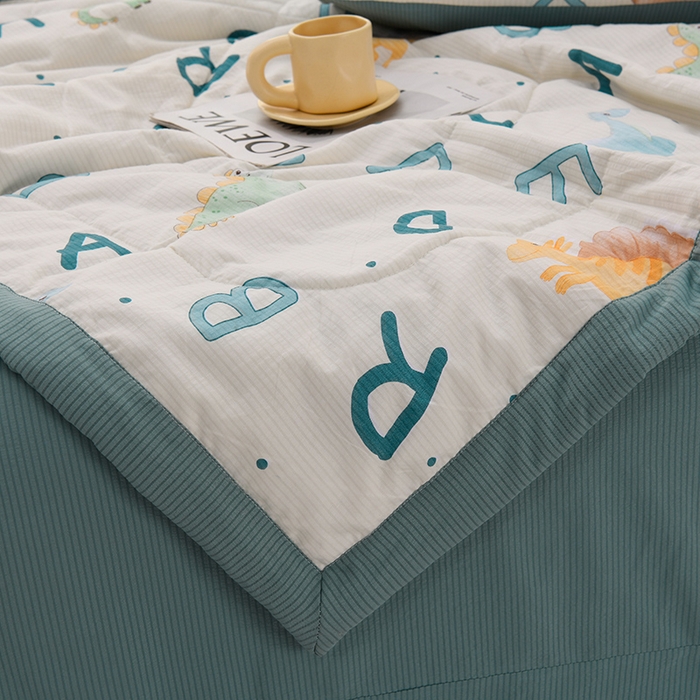 91家纺网 家纺一手货源 找家纺  盈超2024新款A类有氧提花泡泡纱床裙夏被四件套 字母恐龙