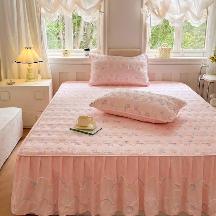 91家纺网 家纺一手货源 找家纺 尊康家纺（原磊科） 2024新款亲肤奶昔棉夹棉床裙-洛可可 洛可可-黛粉