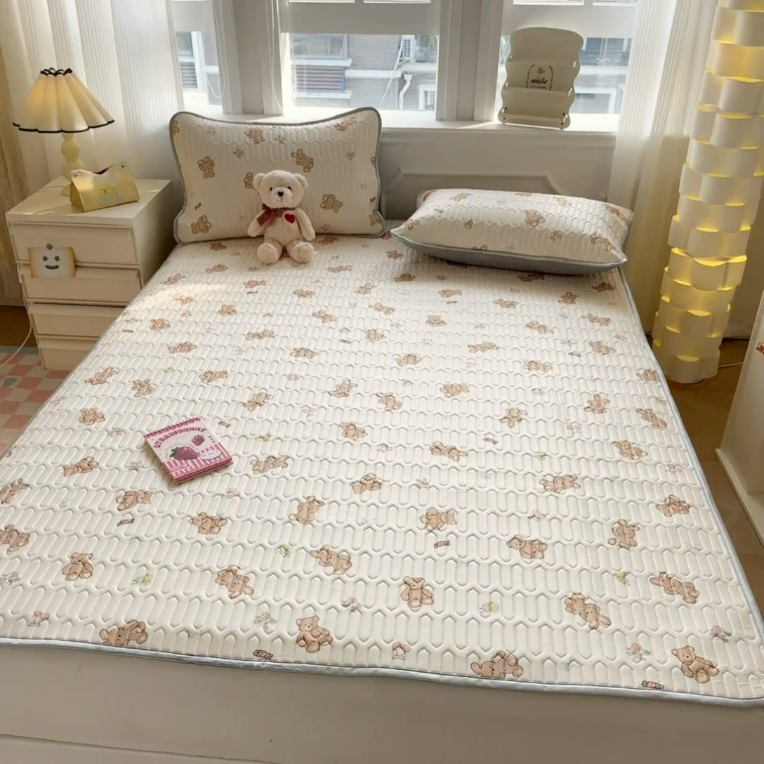 91家纺网 家纺一手货源 找家纺 慕尚家纺 2025新款凉感丝印花乳胶凉席 宝贝小熊