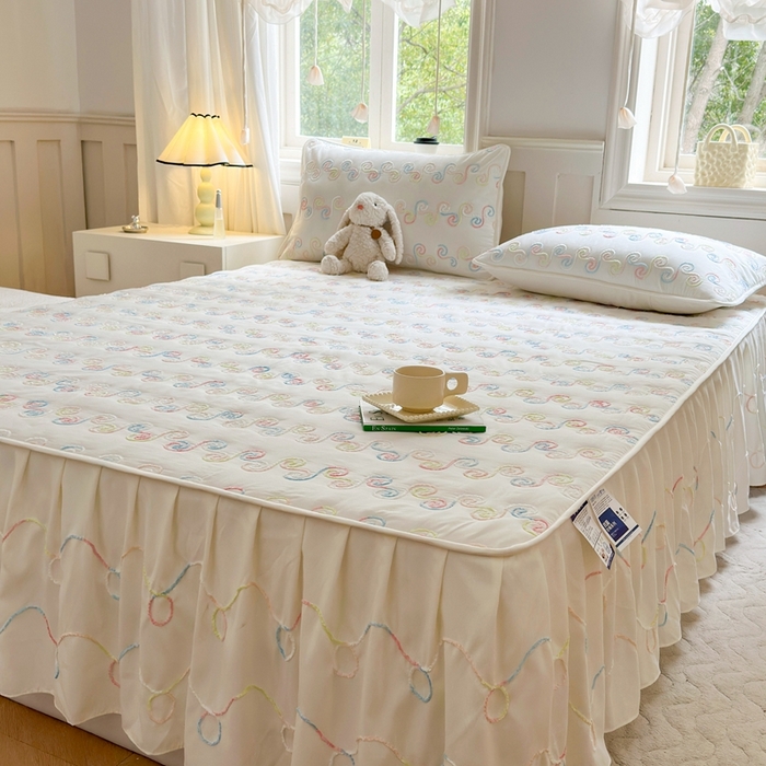 91家纺网 家纺一手货源 找家纺 尊康家纺（原磊科） 2024新款亲肤奶昔棉夹棉床裙-洛可可 洛可可-奶白