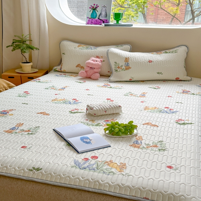 91家纺网 家纺一手货源 找家纺 慕尚家纺 2025新款凉感丝印花乳胶凉席 花丛小兔