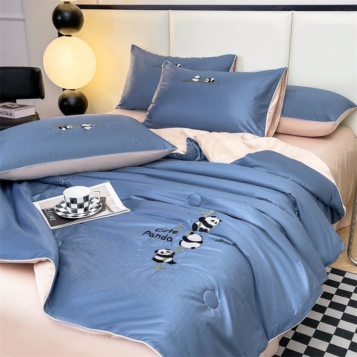 91家纺网 家纺一手货源 找家纺 古吉梦 2024新款水洗真丝提花夏被-熊猫 宾利蓝+奶茶