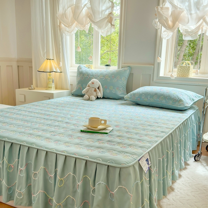 91家纺网 家纺一手货源 找家纺 尊康家纺（原磊科） 2024新款亲肤奶昔棉夹棉床裙-洛可可 洛可可-水波绿