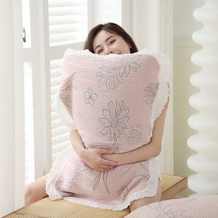 91家纺网 家纺一手货源 找家纺 朴尔毛巾被2024年新款韩式花边四层纱枕巾纯棉竹纤维加大成人纱布巾 怒放-粉52*78cm