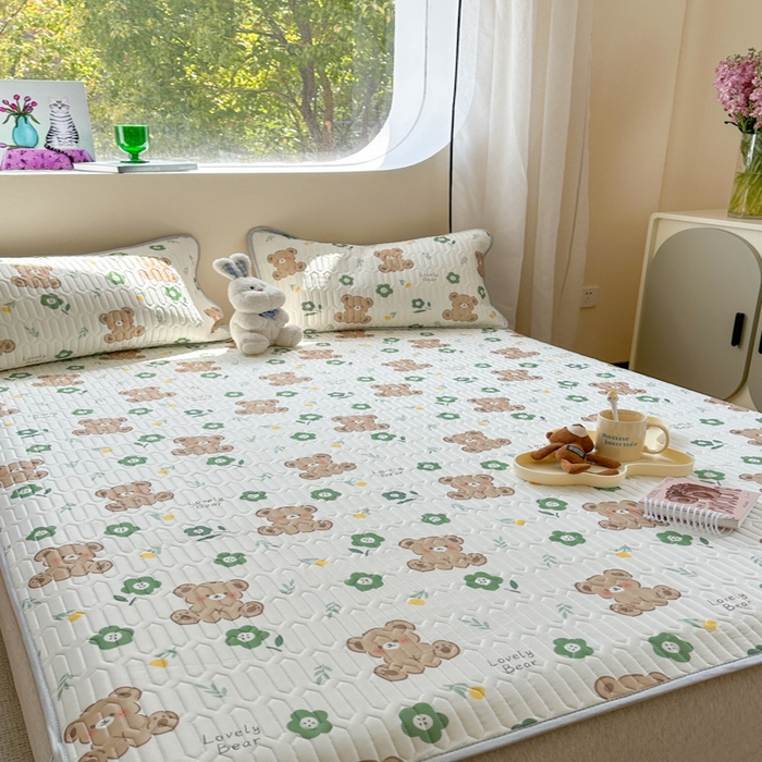 91家纺网 家纺一手货源 找家纺 慕尚家纺 2025新款凉感丝印花乳胶凉席 绿意小熊