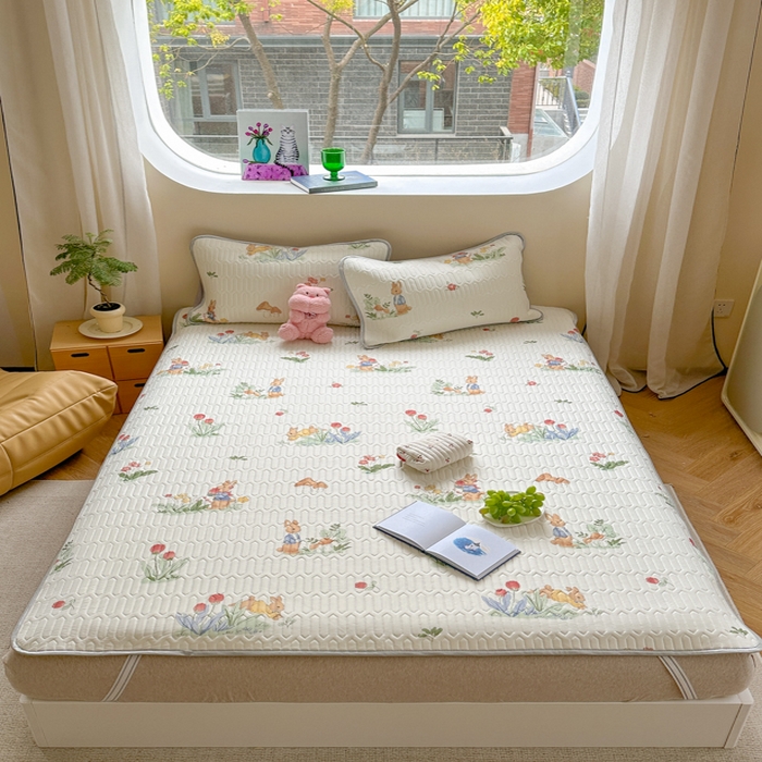 91家纺网 家纺一手货源 找家纺 慕尚家纺 2025新款凉感丝印花乳胶凉席 花丛小兔