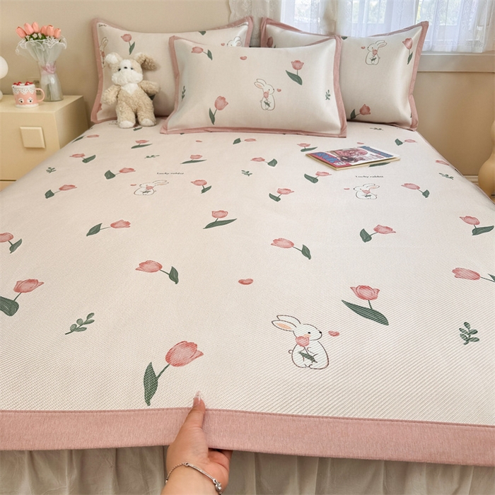 91家纺网 家纺一手货源 找家纺 懒猫家纺 2024新款600D数码印花冰藤凉席-床单款 花田小兔